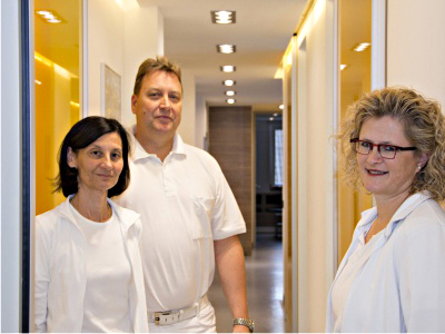 Das Behandlerteam: Dr. Martina Ohm-Poch, Dr. Andreas Ohm und Dr. Nicola Trausch 